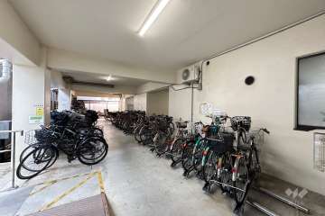 屋内に設けられた駐輪場