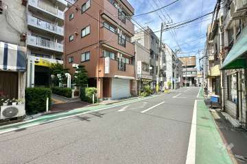 敷地の南側前面道路（西側から）