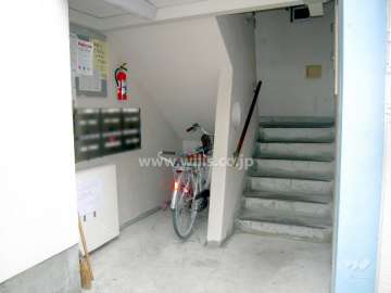 住戸入口（共用階段）とメールボックス