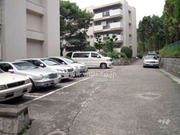敷地内平面駐車場　(一番手前の棟がA-7棟)