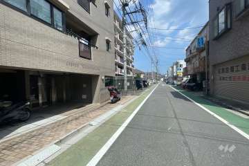 敷地の南側前面道路（西側から）