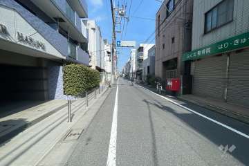 敷地西側の前面道路（北側から）