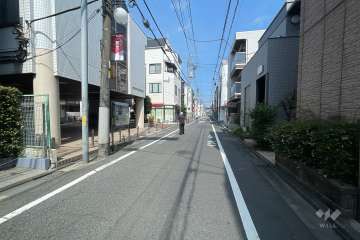 敷地南側の前面道路（西側から）