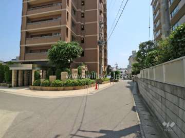 北西の角地に立地しています。