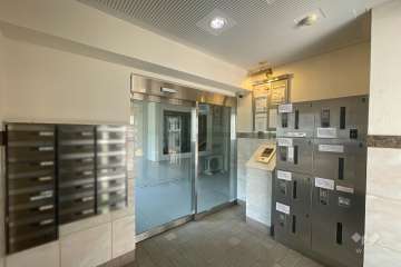 エントランスはオートロック付きです。