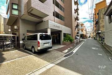 敷地北東側の前面道路（南東側から）