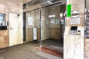 エントランスはオートロック付きです。