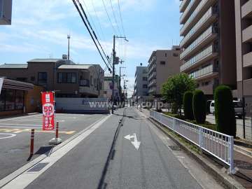 敷地東側の前面道路（北側から）
