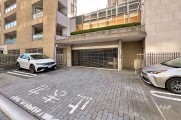 駐車場の出入り口（リングシャッター付き）・敷地内駐車場（屋外平面式）