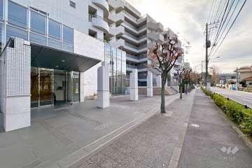 敷地北西側の前面道路（北東側から）