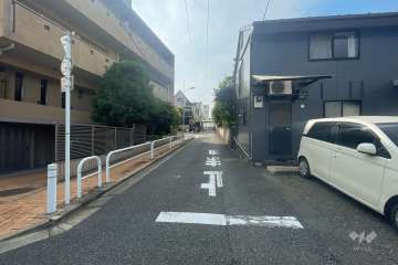 敷地の北東側前面道路（南東側から）