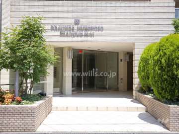 エントランスアプローチの両脇に植栽スペースが設けられています。