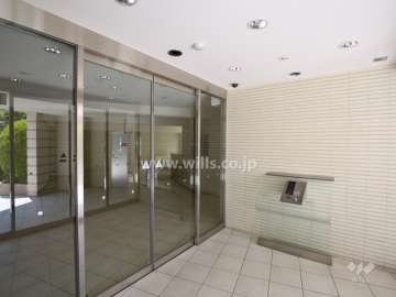 エントランスはオートロック付きです。