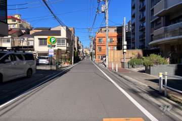 敷地西側の前面道路（南側から）
