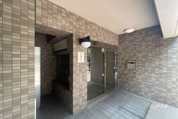 エントランスはオートロック付きです。