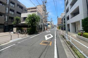 敷地の東側前面道路（南側から）