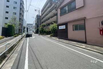 敷地の東側前面道路（北側から）