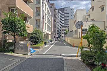 敷地の南側前面道路（西側から）