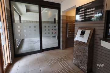 エントランスはオートロック付きです。