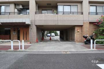 駐車場の出入り口　