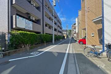 敷地南東側の前面道路（南西側から）