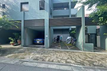 敷地内駐車場（屋外平面式）と駐輪場