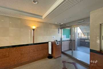 エントランスはオートロック付きです。