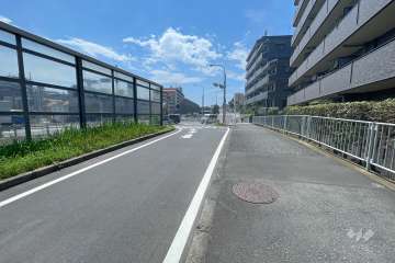 敷地東側の前面道路