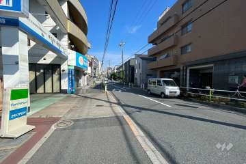 敷地の北側前面道路（西側から）