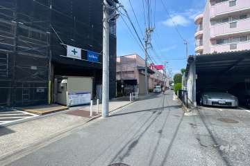 敷地の北側前面道路（東側から）