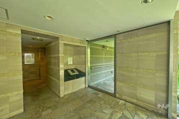 エントランスはオートロック付きです。