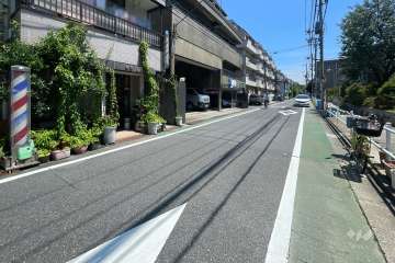 敷地西側の前面道路