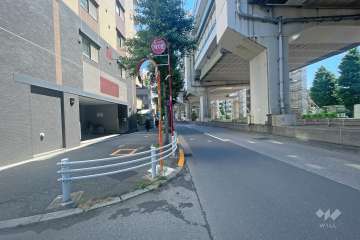 敷地南東側の前面道路（南西側から）