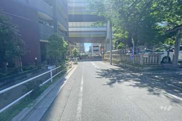 敷地南西側の前面道路（北西側から）