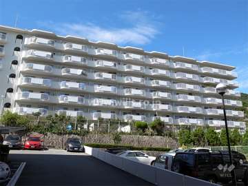 逆瀬川グリーンハイツ A棟の外観（東側から）