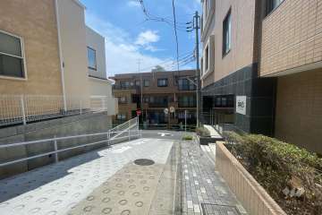 敷地南側の前面道路（東側から）