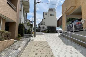 敷地南側の前面道路（西側から）