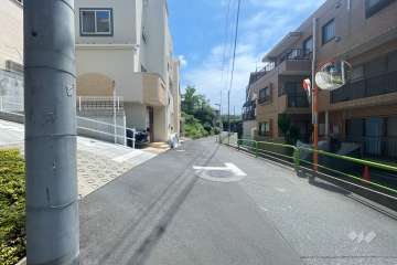 敷地西側の前面道路（北側から）