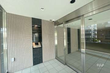 エントランスはオートロック付きです。