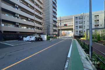 敷地の南西側前面道路（北西側から）