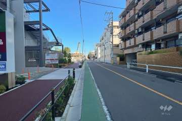 敷地の南西側前面道路（南東側から）