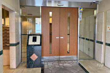 エントランスはオートロック付きです。