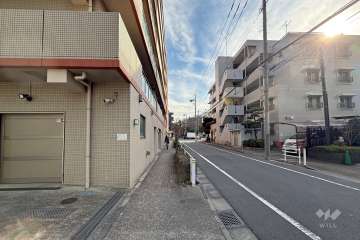 敷地西側の前面道路