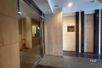 エントランスはオートロック付きです。