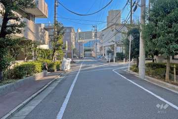 敷地の西側前面道路（北側から）