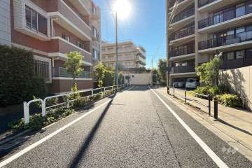 敷地北側の前面道路（東側から）