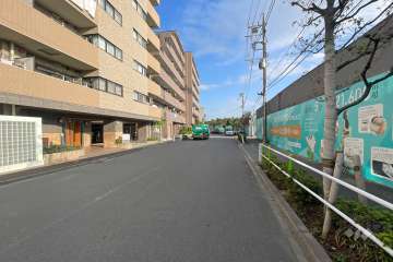 敷地の南西側前面道路（北西側から）