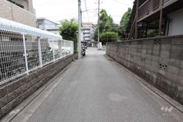 敷地東側の前面道路