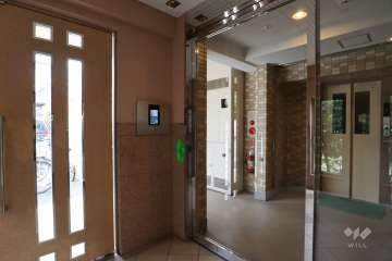 エントランスはオートロック付きです。