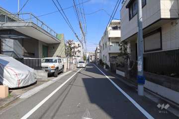敷地の南東側前面道路（南西側から）